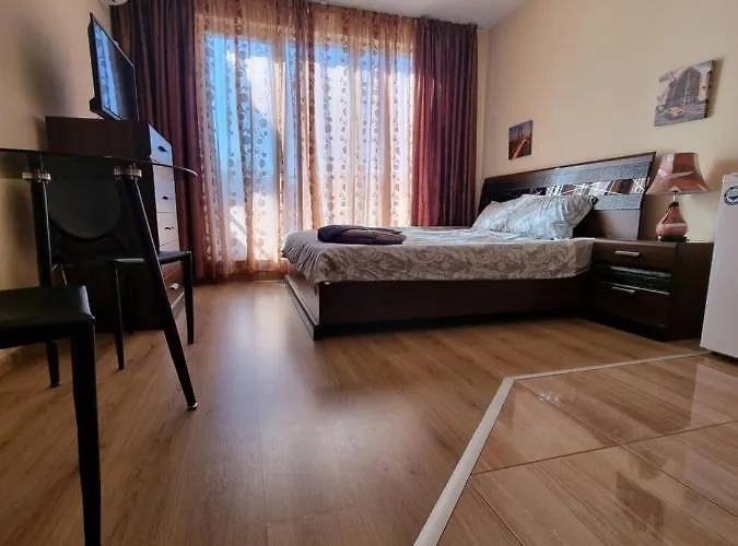 Deluxe Admiral Plaza