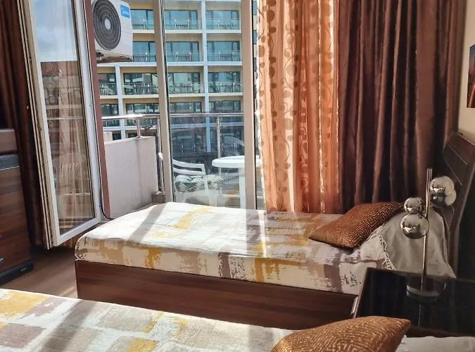 Deluxe Admiral Plaza